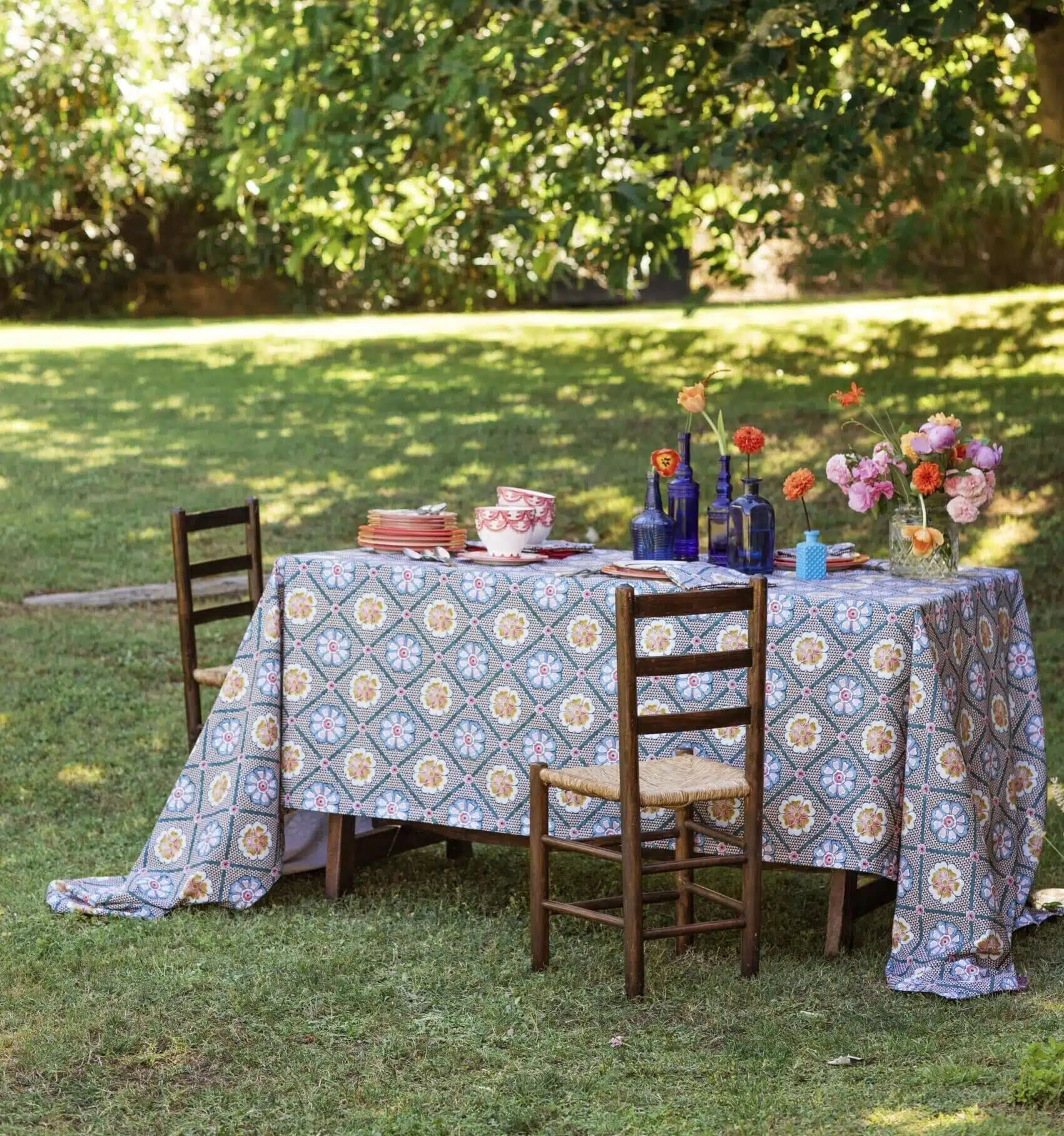 Mesa campestre de madera vestida con vajilla artesanal