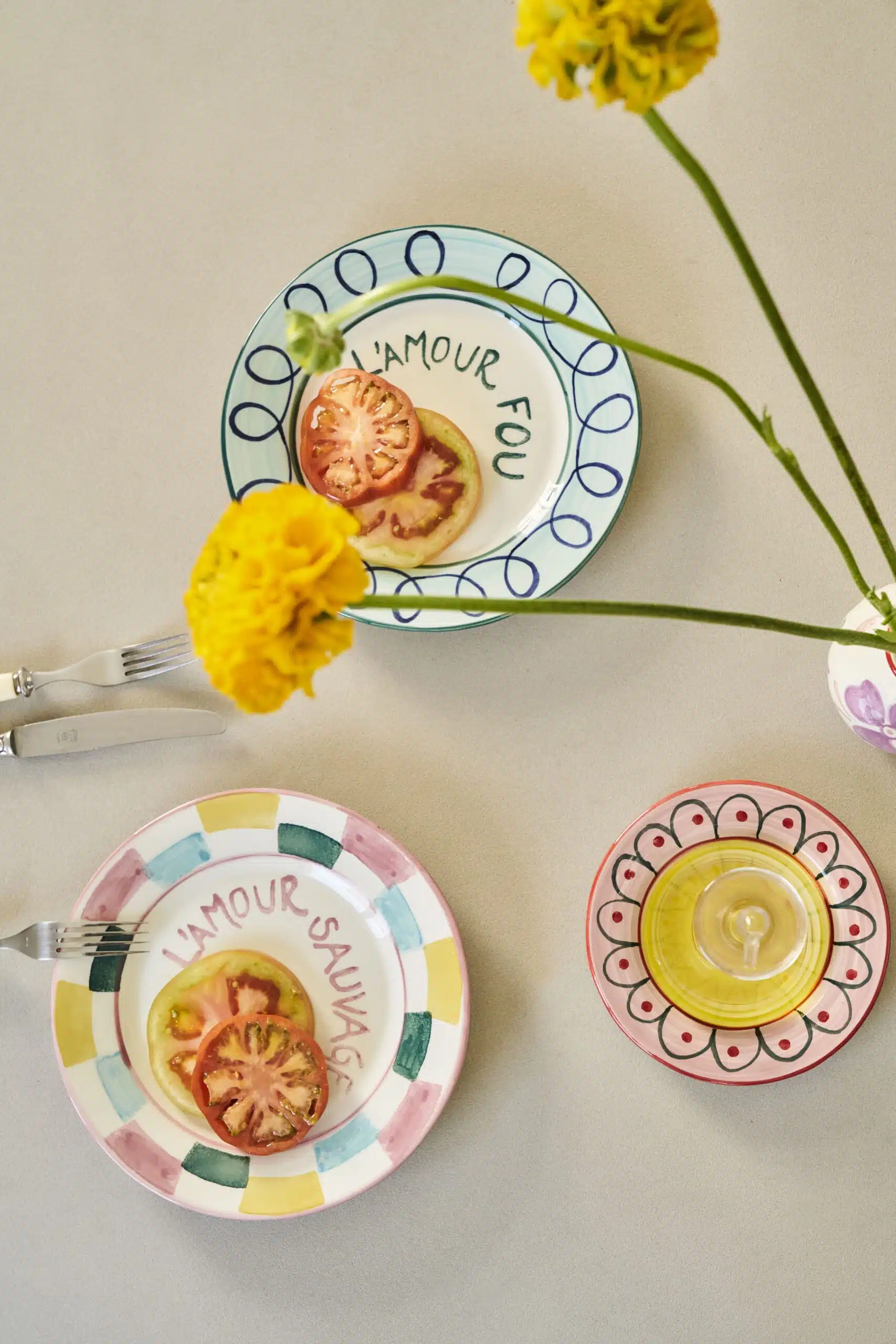 Platos artesanales con rodajas de tomate fresco